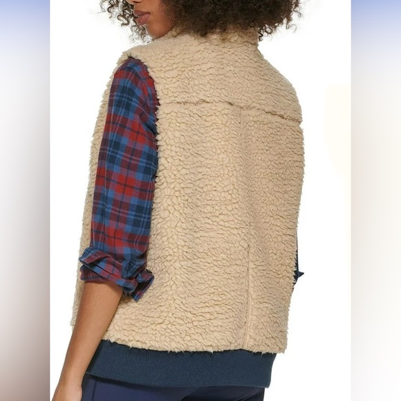 NWT: Fun outdoor hiking Vest.#32 - Picture 2 of 8